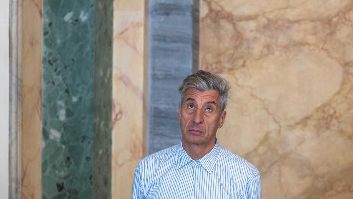 Immagine di Censurata la “Pistola” di Cattelan. A Milano vince la bontà insipida