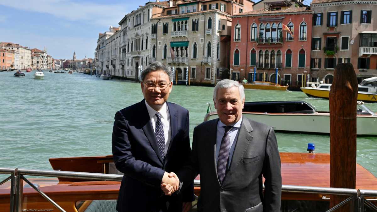 Immagine di La bella grana di Tajani, diviso fra Pechino e Capri