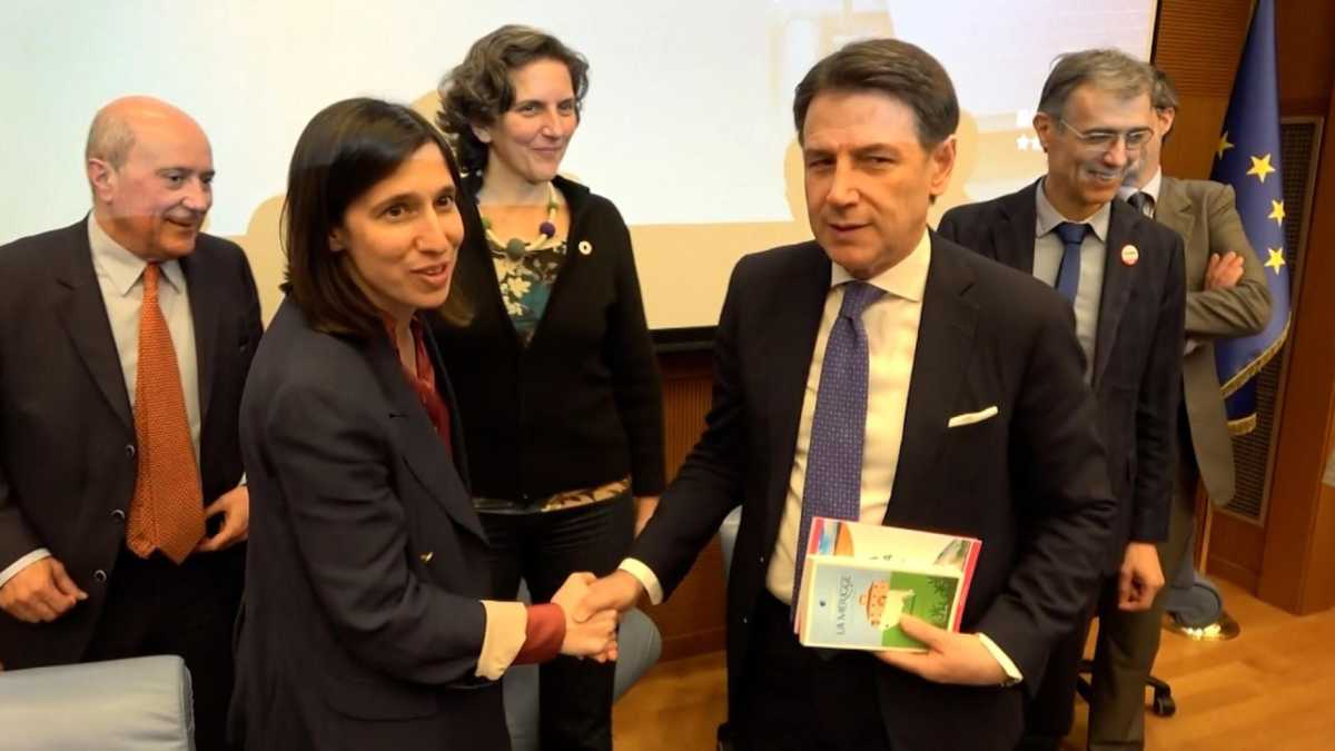Immagine di Elly nel trullo. Tra Conte ed Emiliano, i drammi pugliesi di Schlein