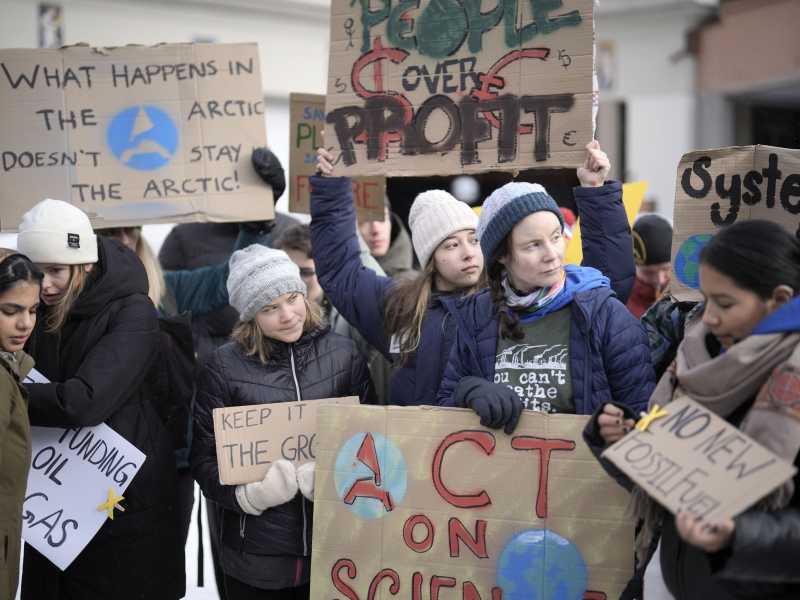 Greta Thunberg tra gli altri attivisti protesta per il clima fuori dal World Economic Forum di Davos (LaPresse) <br />