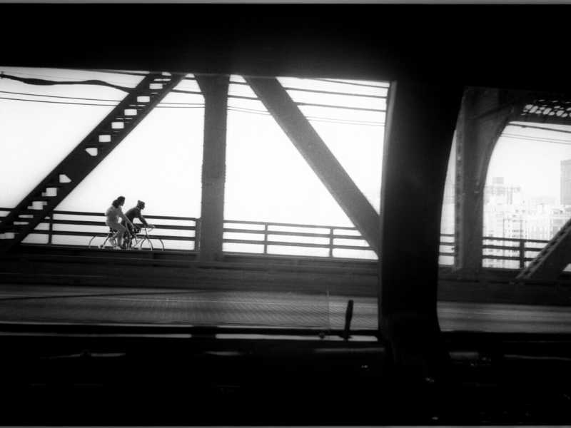 Ho cercato la ragazza sul ponte, ma non c’era più. C’era l’altra