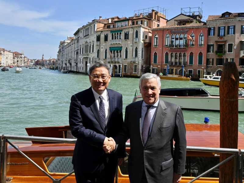 La bella grana di Tajani, diviso fra Pechino e Capri