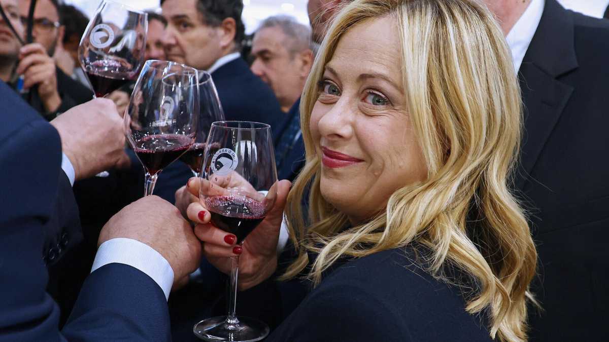 Immagine di Per Bacco! Beviamo troppo poco in Italia. Meloni ingaggi subito la Battaglia del vino. Cercansi testimoni