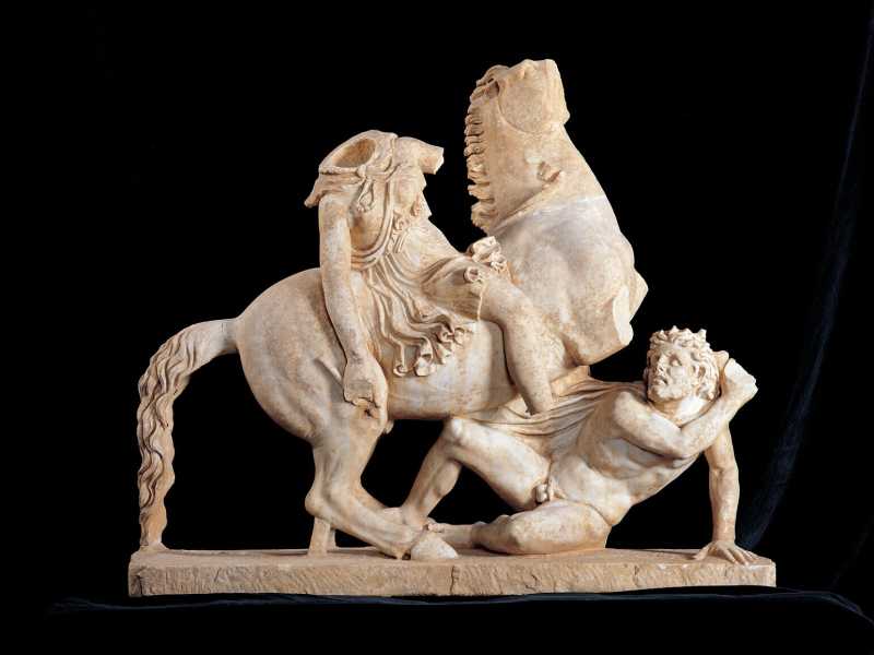 Gruppo con Amazzone e Barbaro, di artista sconosciuto, II secolo, marmo. Roma, palazzo Massimo alle Terme&nbsp;<br />