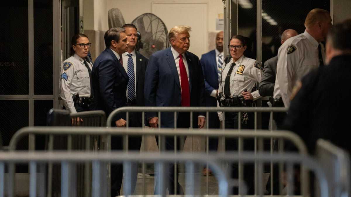 Immagine di Trump in tribunale a New York per il caso Stormy Daniels