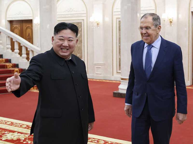  Kim Jong Ung con il ministro degli Esteri russo Sergei Lavrov - foto Ansa
