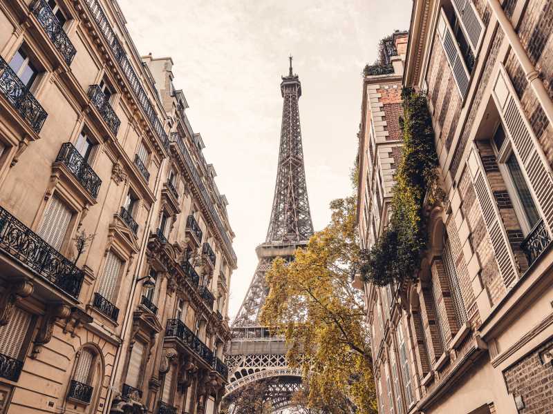 La Torre Eiffel vista da Rue de l'Universite a Parigi - foto via Getty Images