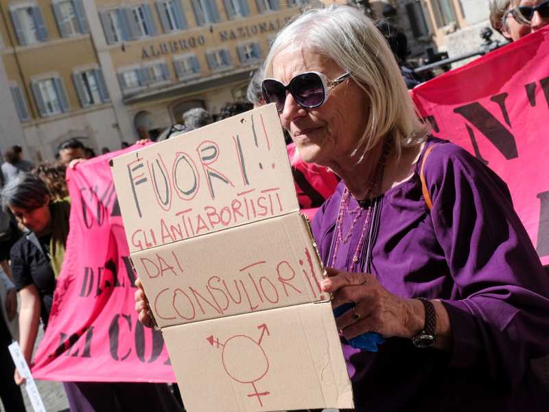 Protesta a piazza di Monte Citorio contro la presenza di esponenti pro-vita nei consultori, 16aprile 2024 (Mauro Scrobogna/LaPresse)&nbsp;<br />