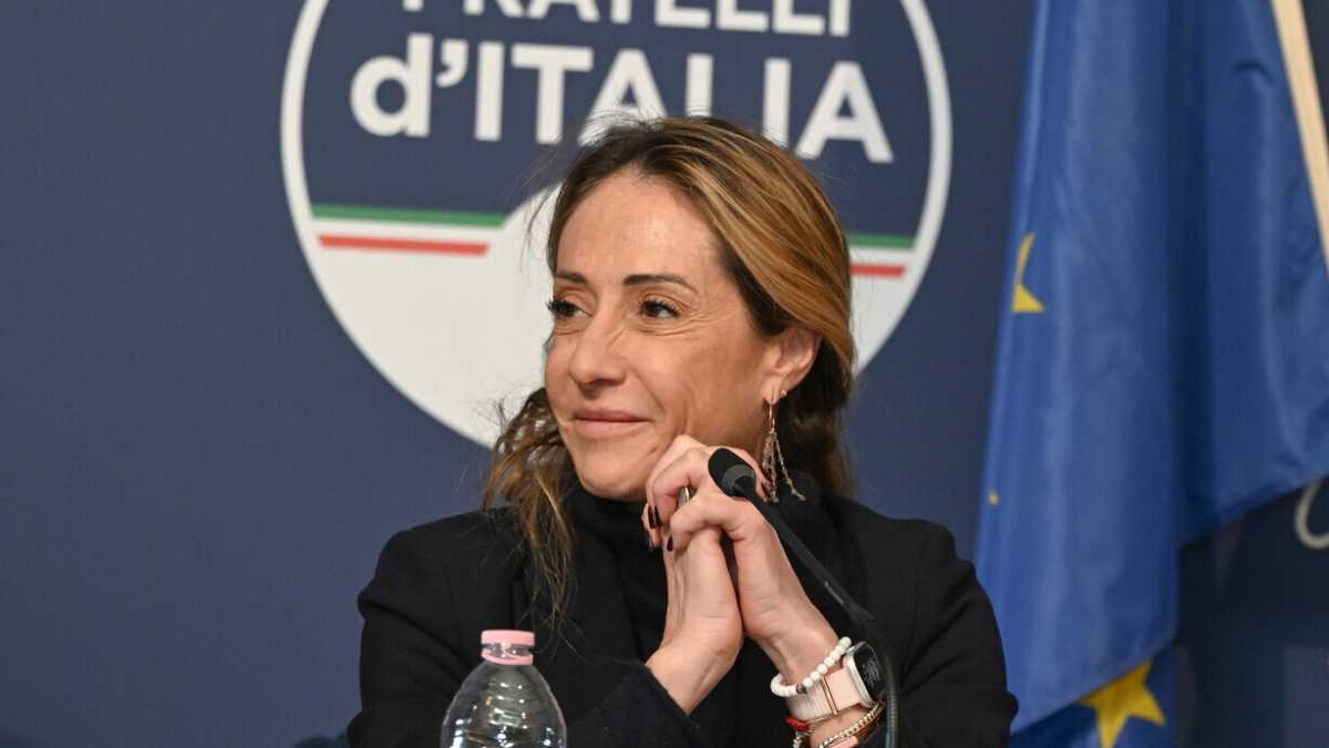 Immagine di Il filo di Arianna Meloni: primo comizio da leader della sorella d'Italia, pronta al debutto tv