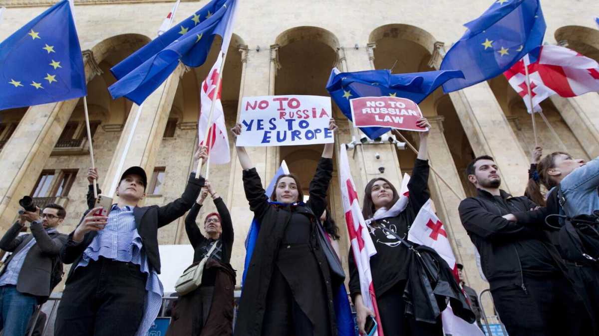 Immagine di In Georgia volano botte (e bandiere dell’Ue) contro la “legge russa”