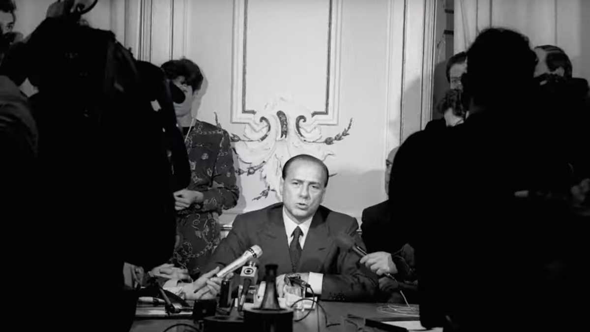 Immagine di Nella fantastica versione Netflix di Berlusconi giovane c’è tutto il mistero gaudioso dell’eccesso