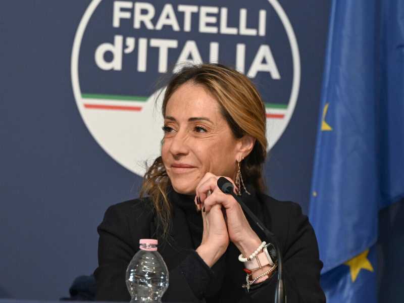 Il filo di Arianna Meloni: primo comizio da leader della sorella d'Italia, pronta al debutto tv