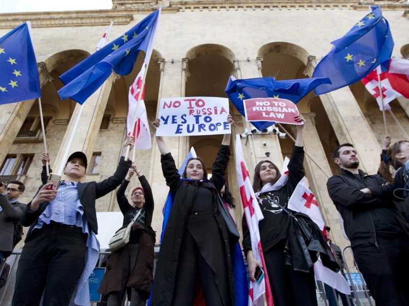 In Georgia volano botte (e bandiere dell’Ue) contro la “legge russa”