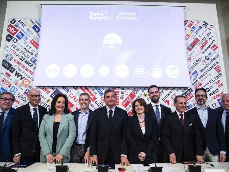Calenda presenta la lista per le europee: "Oggi per Draghi, domani un nuovo partito"