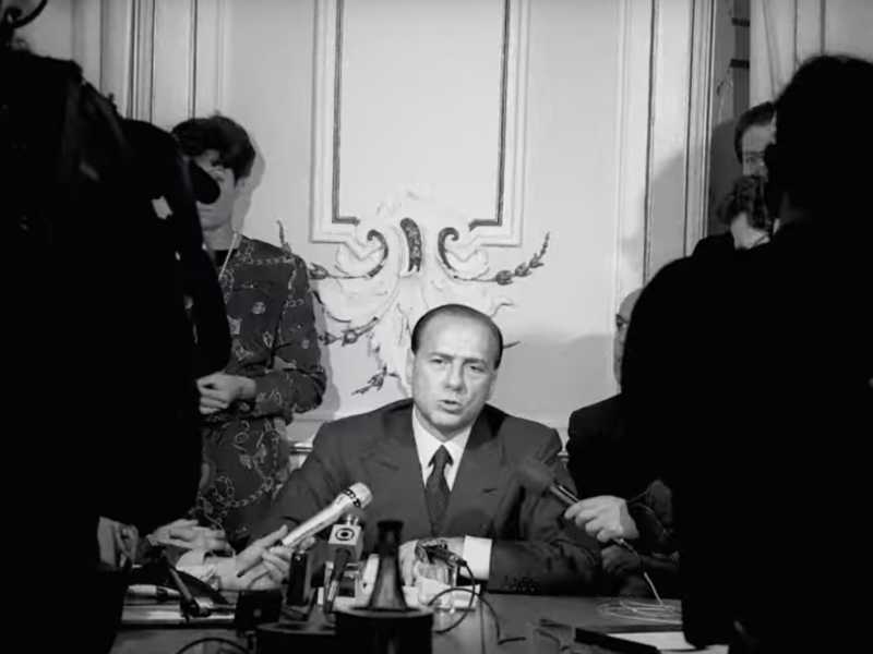 Nella fantastica versione Netflix di Berlusconi giovane c’è tutto il mistero gaudioso dell’eccesso