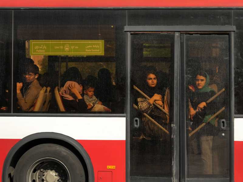 In Iran la repressione in strada e nelle redazioni è ripartita sabato in sincrono con i missili