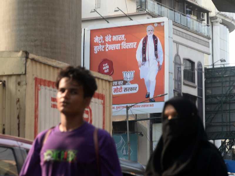 Un poster di Modi a Mumbai (ndranil Aditya/NurPhoto via Getty Images) <br />