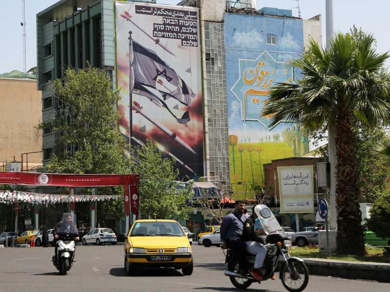 Manifesti anti-israeliani sui muri di Teheran dopo che l'Iran ha lanciato droni e missili su Israele (Fatemeh Bahrami/Anadolu/Getty Images)&nbsp;<br />