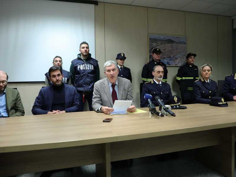 <span style="color: rgb(46, 45, 45); font-family: Arial, Helvetica, sans-serif;">Il procuratore capo di Firenze, Filippo Spiezia, durante la conferenza stampa (foto Ansa)</span>