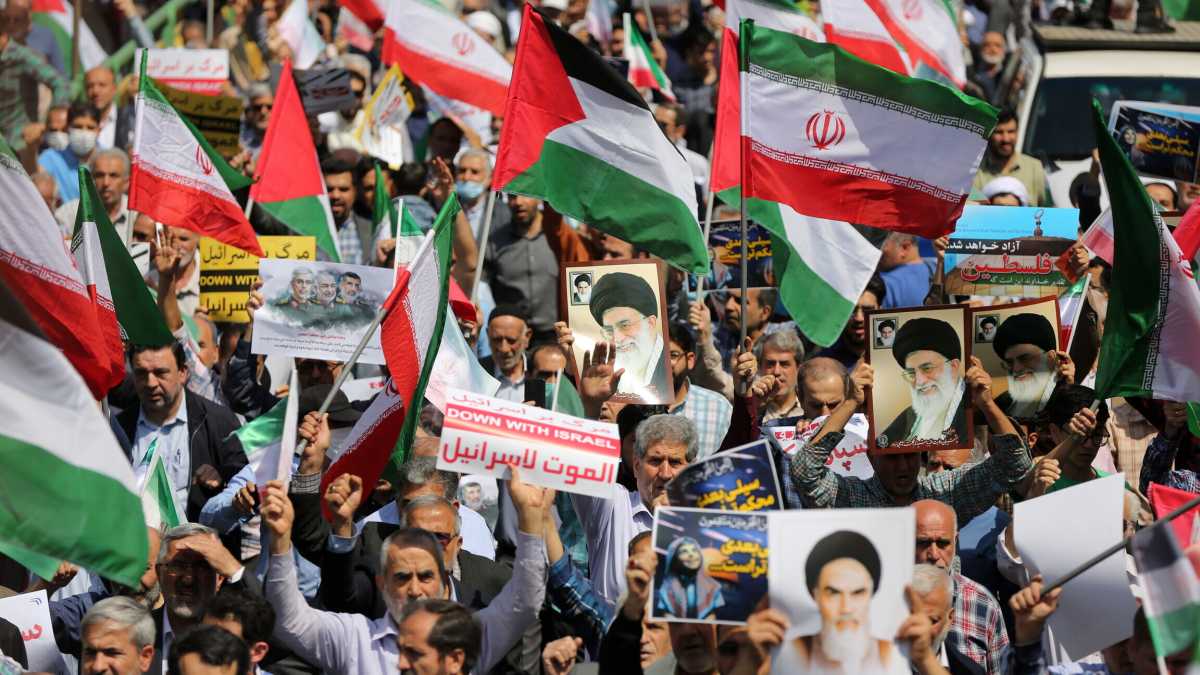 Immagine di Gli utili idioti degli ayatollah: pseudo pacifisti, onusiani, beghine e accademici