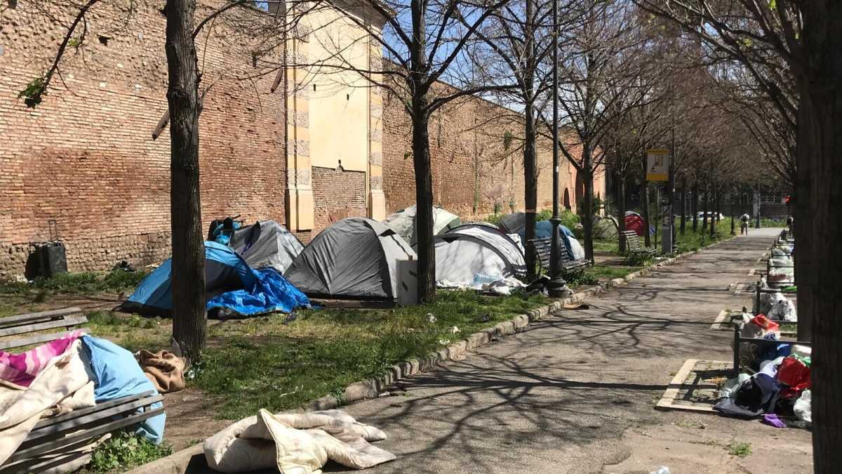 Immagine di Una tendopoli in pieno centro a Roma, sotto le Mura aureliane