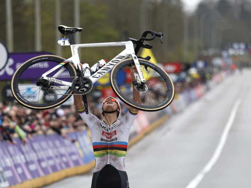 Mathieu van der Poel sul traguardo del Giro delle Fiandre 2024 (foto Ap, via LaPresse)