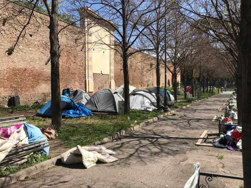 Una tendopoli in pieno centro a Roma, sotto le Mura aureliane