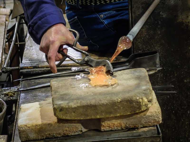 Un artigiano mentre lavora in una vetreria a Murano (Ansa) <br />