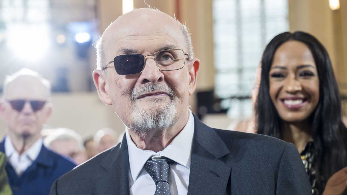 Immagine di Salman Rushdie, di coltello e miracolo. Lo scrittore si racconta nel suo ultimo libro