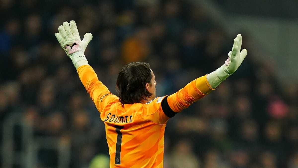 Immagine di Le mani di Yann Sommer sullo scudetto dell'Inter
