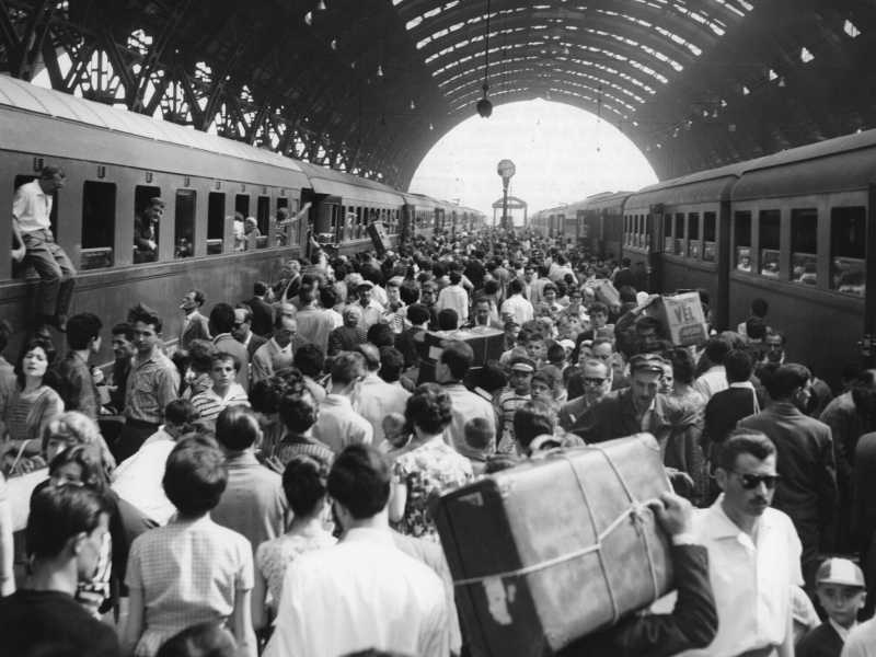 &nbsp;La stazione di Milano Centrale durante le vacanze estive del 1961 - foto via Getty Images
