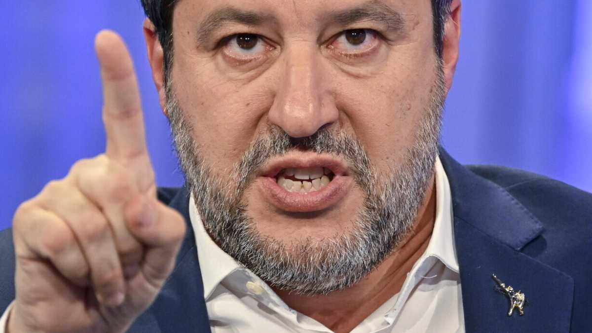 Immagine di Salvini come Manzoni. Chiede ai leghisti di vendere il suo libro, oggi è pronto ad annunciare Vannacci