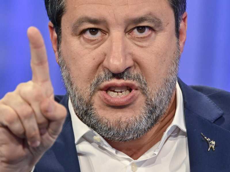 Salvini come Manzoni. Chiede ai leghisti di vendere il suo libro, oggi è pronto ad annunciare Vannacci