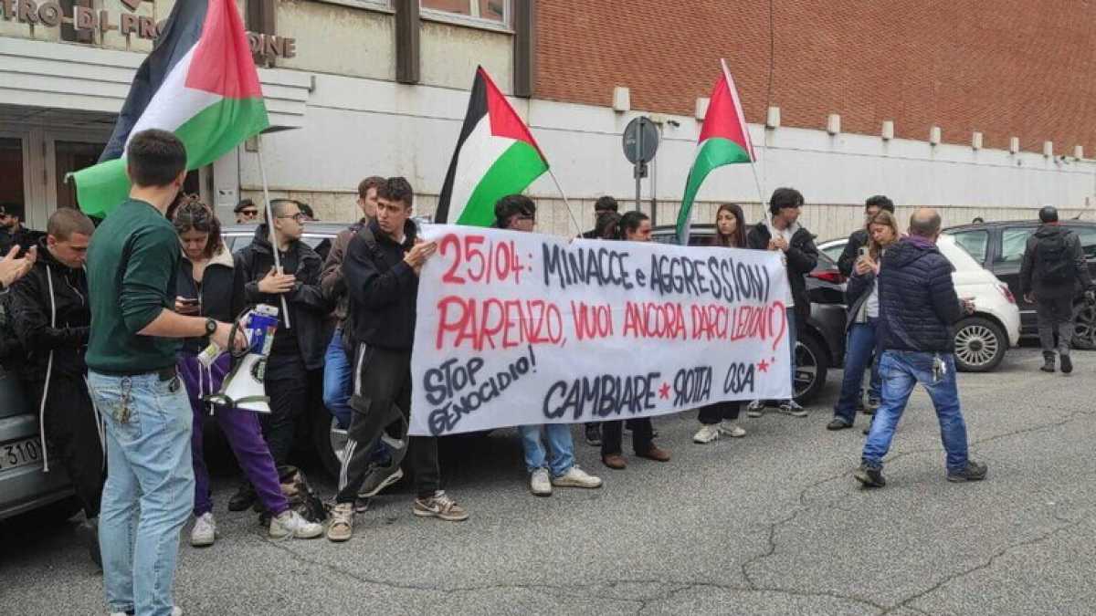 Immagine di I collettivi studenteschi pro Palestina davanti agli studi di La7: "Parenzo, facci salire"