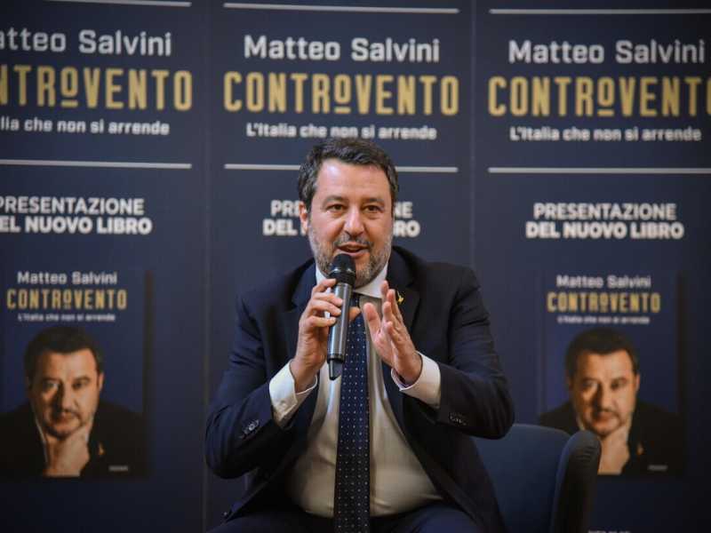 Il general Salvini, ufficializza Vannacci, ma i leghisti salgono in collina. Resistenza, con sbadigli