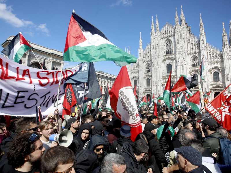  Una manifestazione a Milano per il 25 aprile - foto Ansa