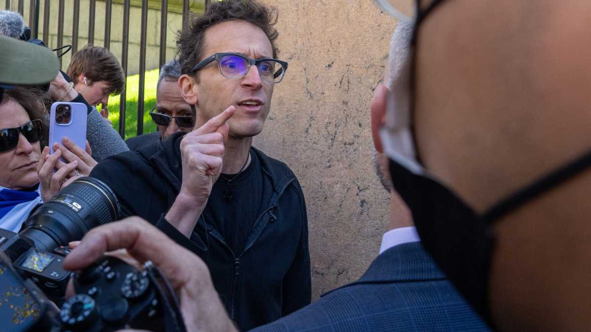 Immagine di Shai Davidai, di sinistra e contro Netanyahu, protesta contro gli studenti della Columbia