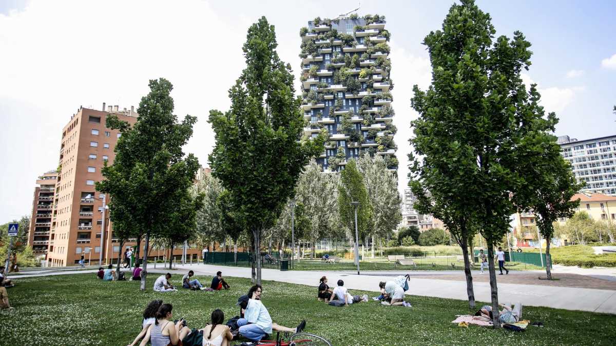 Immagine di Una città da sfalciare. Fatti, pregiudizi e dibattiti sull’erba alta