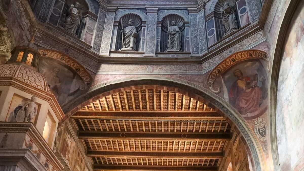 Immagine di A Roma, nelle Corsie Sistine, una mostra di 99 abiti, cenci o sudari: uno svelamento di luce