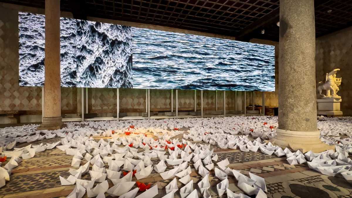 Immagine di Naufragi e approdi. Un blu oscuro, di mare increspato, che ribolle di sangue e speranza. Una mostra