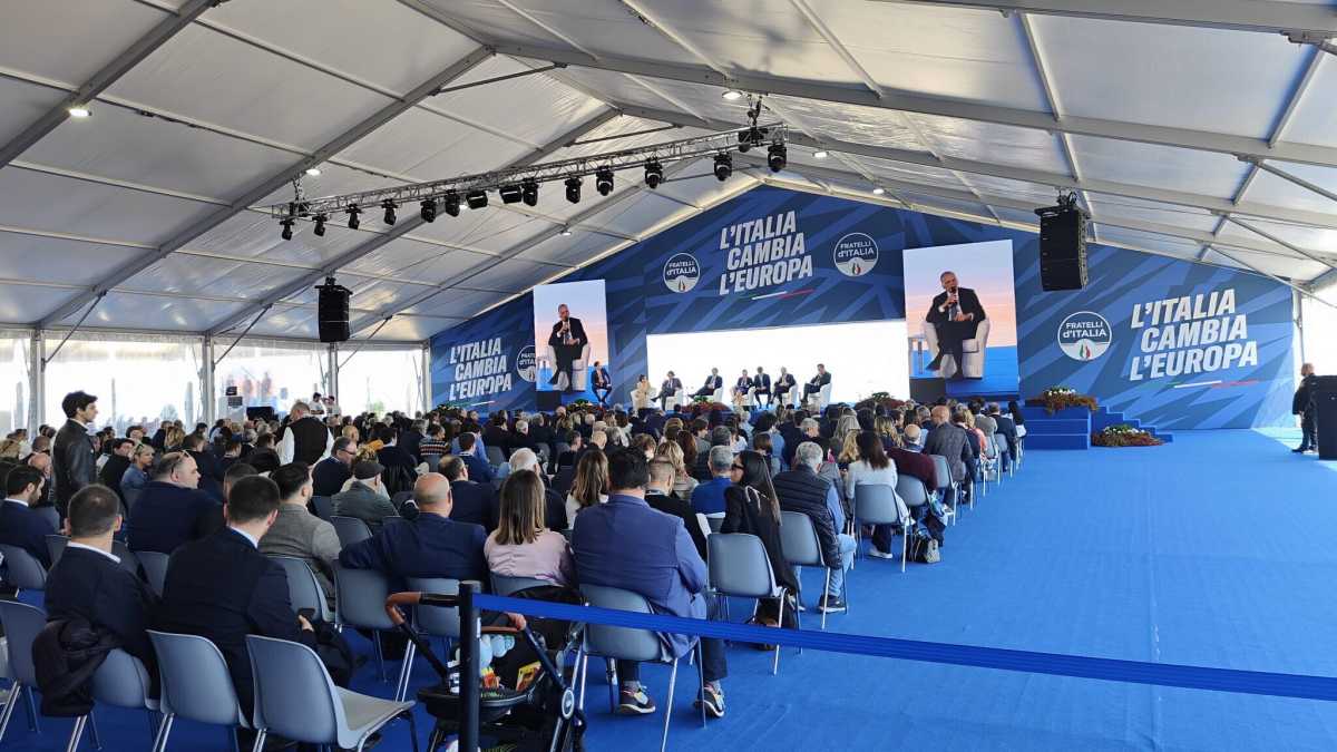 Immagine di La lunga attesa di Giorgia: scene dalla seconda giornata della convention FdI a Pescara
