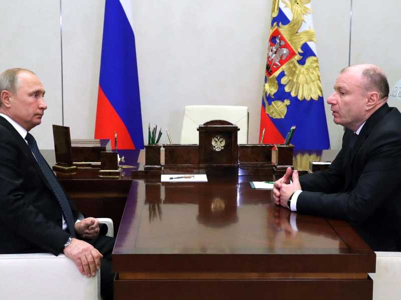 Il presidente Vladimir Putin insieme al presidente della societ&agrave;&nbsp;<strong style="font-family: Arial, Verdana, sans-serif; font-size: 12px;">Norilsk Nickel</strong>