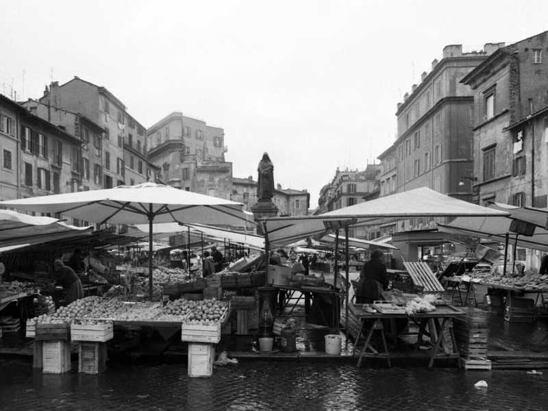  Mercato in Piazza Campo de Fiori nel 1984 - foto via Getty Images
