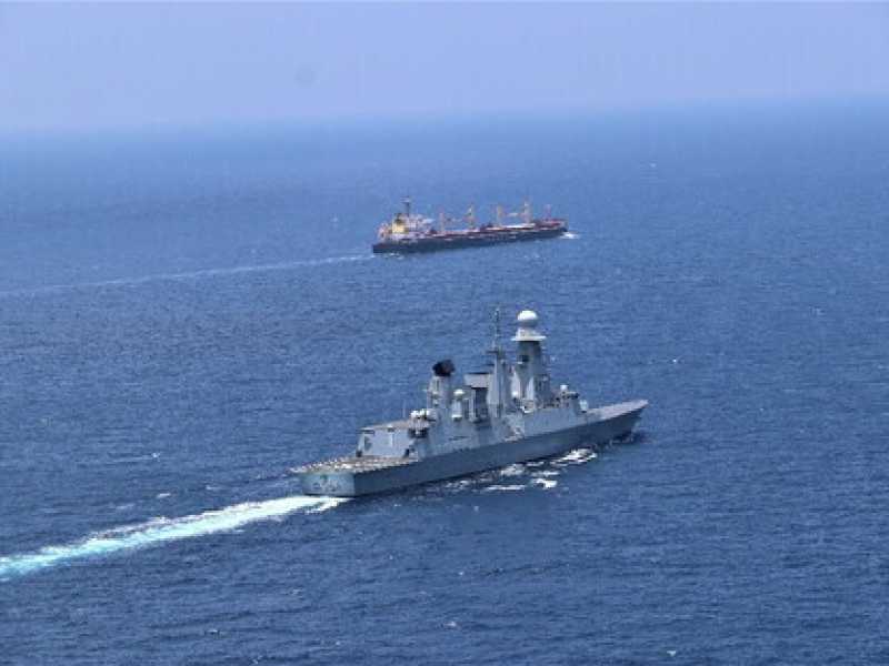 La fregata italiana Federico Martinengo scorta un mercantile nel Golfo di Aden (foto Eunavformed Aspides)