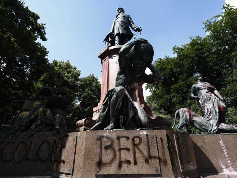 “Decolonizzare” Berlino: in Germania, nel luglio 2020, ne aveva fatto le spese il monumento a Bismarck (foto Epa/Ansa) <br />