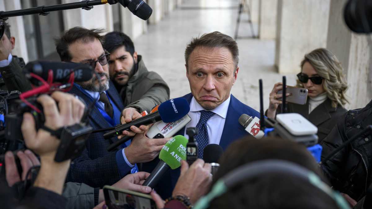 Immagine di "L'uomo è l'unico essere senziente". Perché l'ennesima trovata del ministro Lollobrigida è una fake news