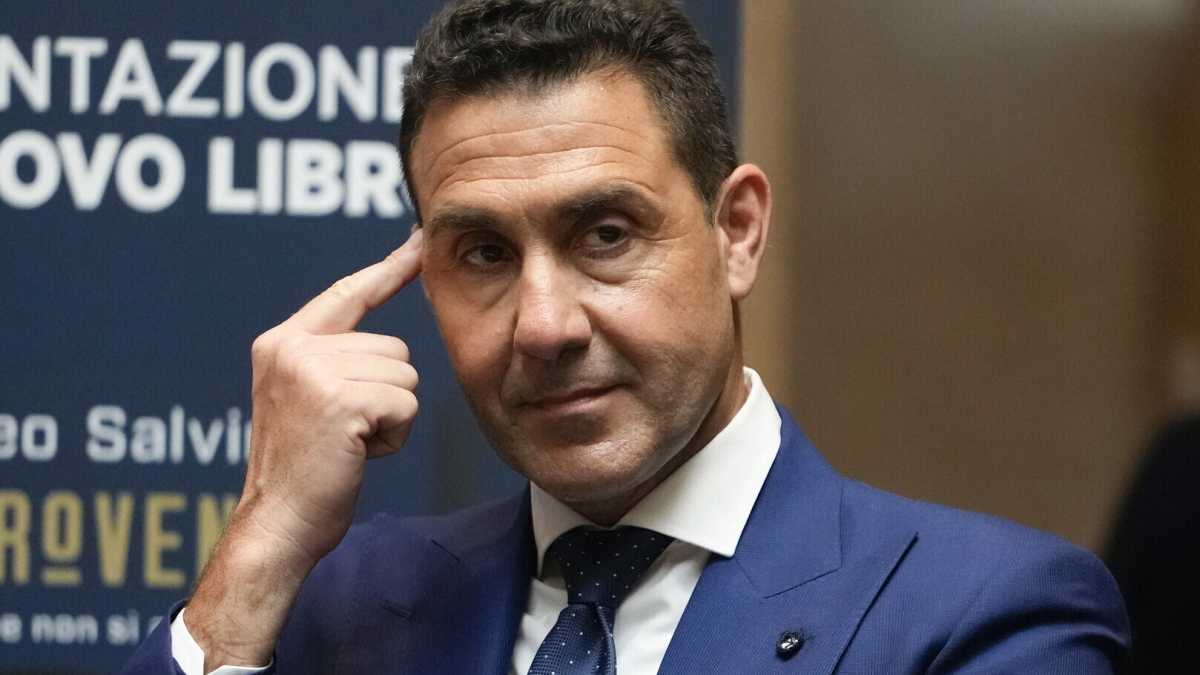 Immagine di A Vannacci, unico maschio fra signorine, è vietato esistere