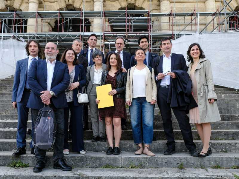 I parlamentari di opposizione depositano il testo di legge in Cassazione (Ansa)