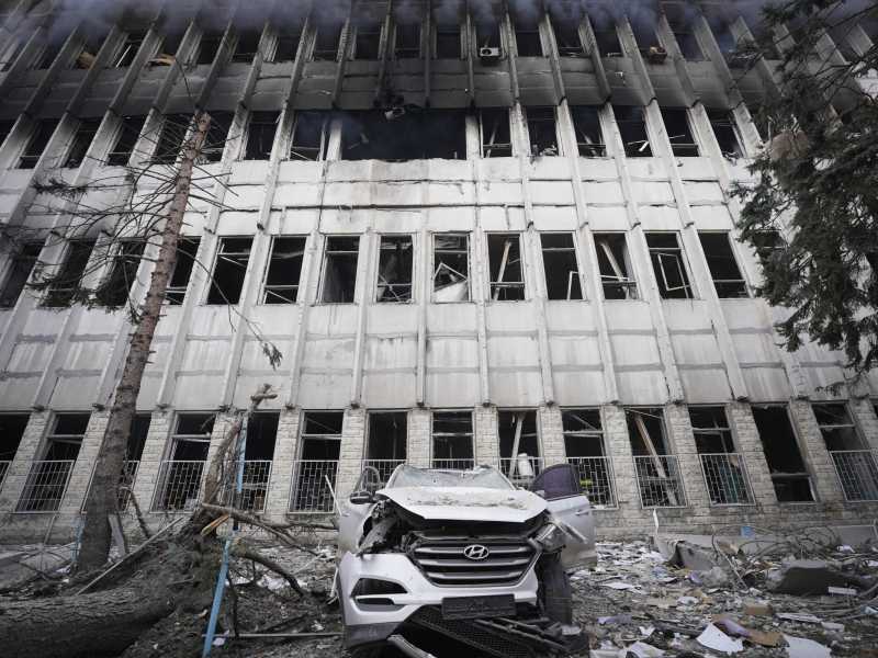 &nbsp;Un'auto danneggiata sul luogo di un attacco russo a Kharkiv, in Ucraina, il 20 marzo scorso (Foto AP/Andrii Marienko)