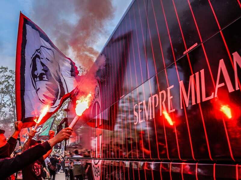 Tifosi rossoneri - foto LaPresse
